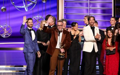 Emmy 2025, tutti i vincitori da The Studio a The Pitt (e c’è anche il più giovane attore premiato nella storia)
