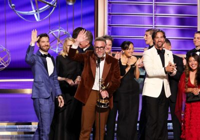 Emmy 2025, tutti i vincitori da The Studio a The Pitt (e c’è anche il più giovane attore premiato nella storia)