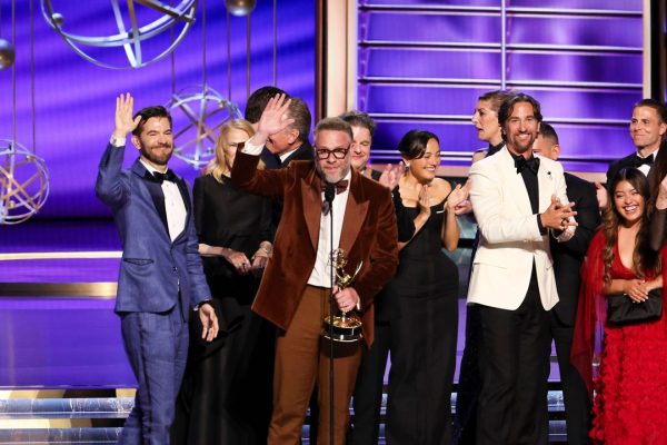 Emmy 2025, tutti i vincitori da The Studio a The Pitt (e c’è anche il più giovane attore premiato nella storia)