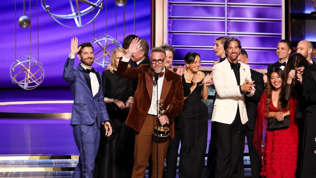 Emmy 2025, tutti i vincitori da The Studio a The Pitt (e c’è anche il più giovane attore premiato nella storia)