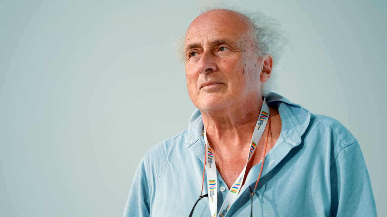 Stefano Benni, come lo scrittore ci ha regalato una delle lenti più luminose con cui re-immaginare il mondo