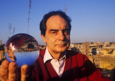 Italo Calvino e la sua interpretazione della fantascienza ‘al contrario’, il volto meno noto dello scrittore