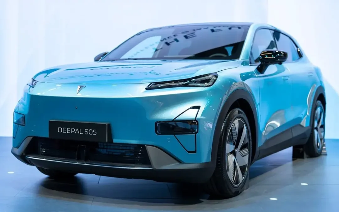 Changan lancia la Deepal S05 in Europa, sito italiano in preparazione