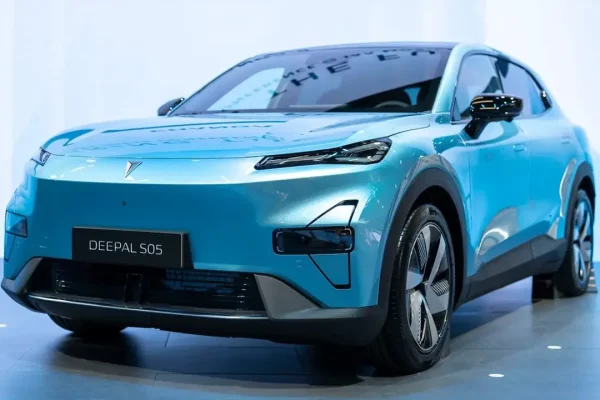Changan lancia la Deepal S05 in Europa, sito italiano in preparazione