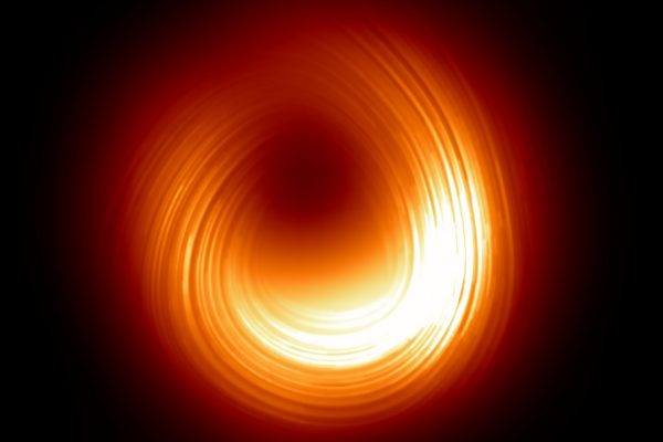 EHT mostra nuove immagini di come cambia il buco nero supermassiccio M87*
