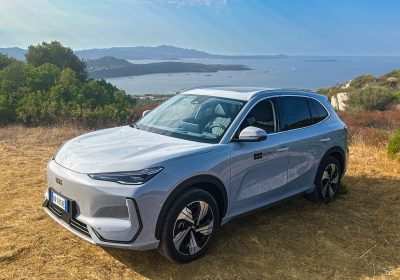 Geely EX5, controvento ma con stile