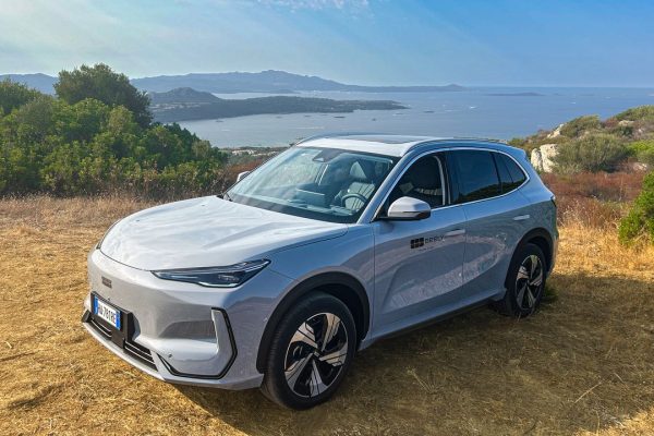 Geely EX5, controvento ma con stile