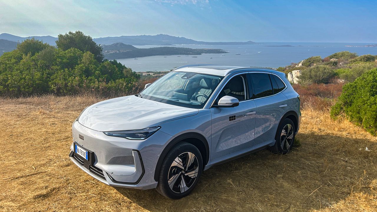 Geely EX5, controvento ma con stile