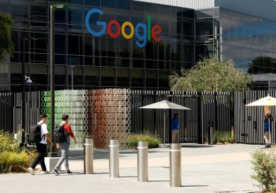Sottopagati, precari e licenziati senza preavviso: le terribili condizioni delle persone che lavorano all’AI di Google