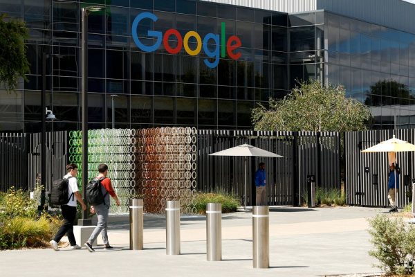 Sottopagati, precari e licenziati senza preavviso: le terribili condizioni delle persone che lavorano all’AI di Google