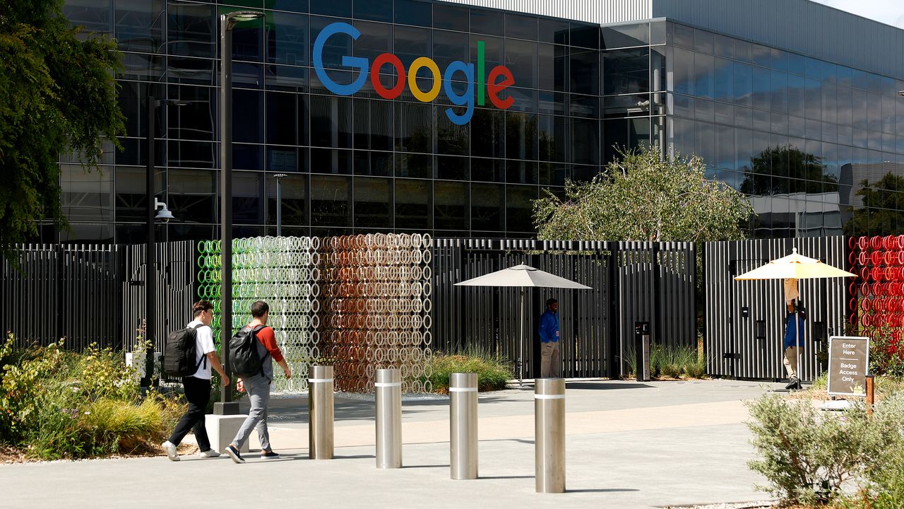 Sottopagati, precari e licenziati senza preavviso: le terribili condizioni delle persone che lavorano all’AI di Google