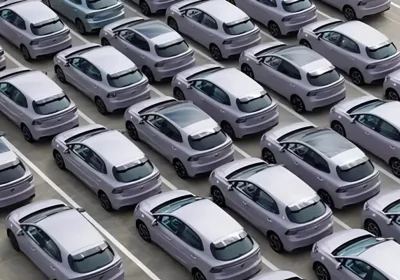 La nuova MG4 spopola: già 26.000 ordini, SAIC costretta a produrre su tre turni