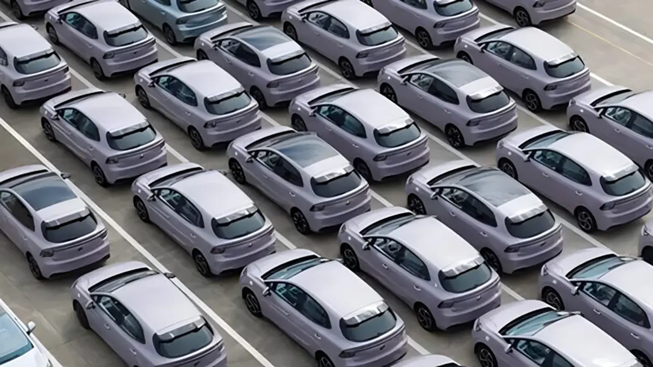 La nuova MG4 spopola: già 26.000 ordini, SAIC costretta a produrre su tre turni