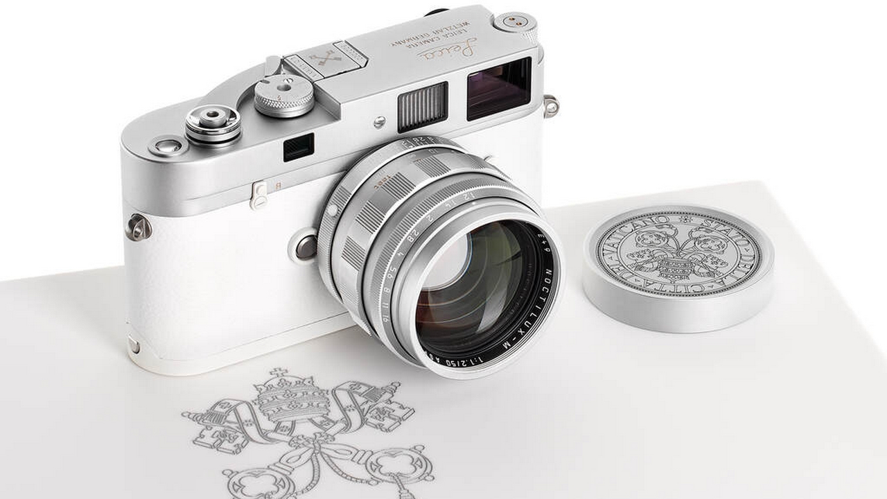 Leica M-A no.5000000 'Papa Francesco': un modello unico all'asta, il ricavato andrà in beneficenza