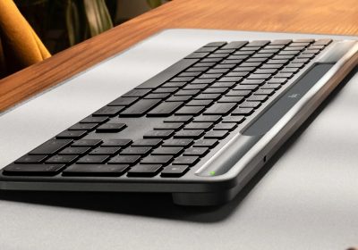 Logitech Signature Slim Solar K980+: 10 anni di autonomia bastano per una tastiera wireless?