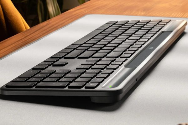 Logitech Signature Slim Solar K980+: 10 anni di autonomia bastano per una tastiera wireless?