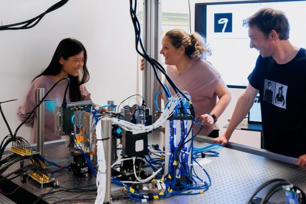 Microsoft Research sta lavorando su AOC, il computer che calcola con la luce