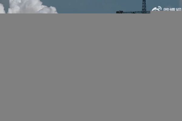 Nuovo test di accensione dei motori per il prototipo del razzo spaziale cinese Lunga Marcia 10 che porterà gli astronauti sulla Luna