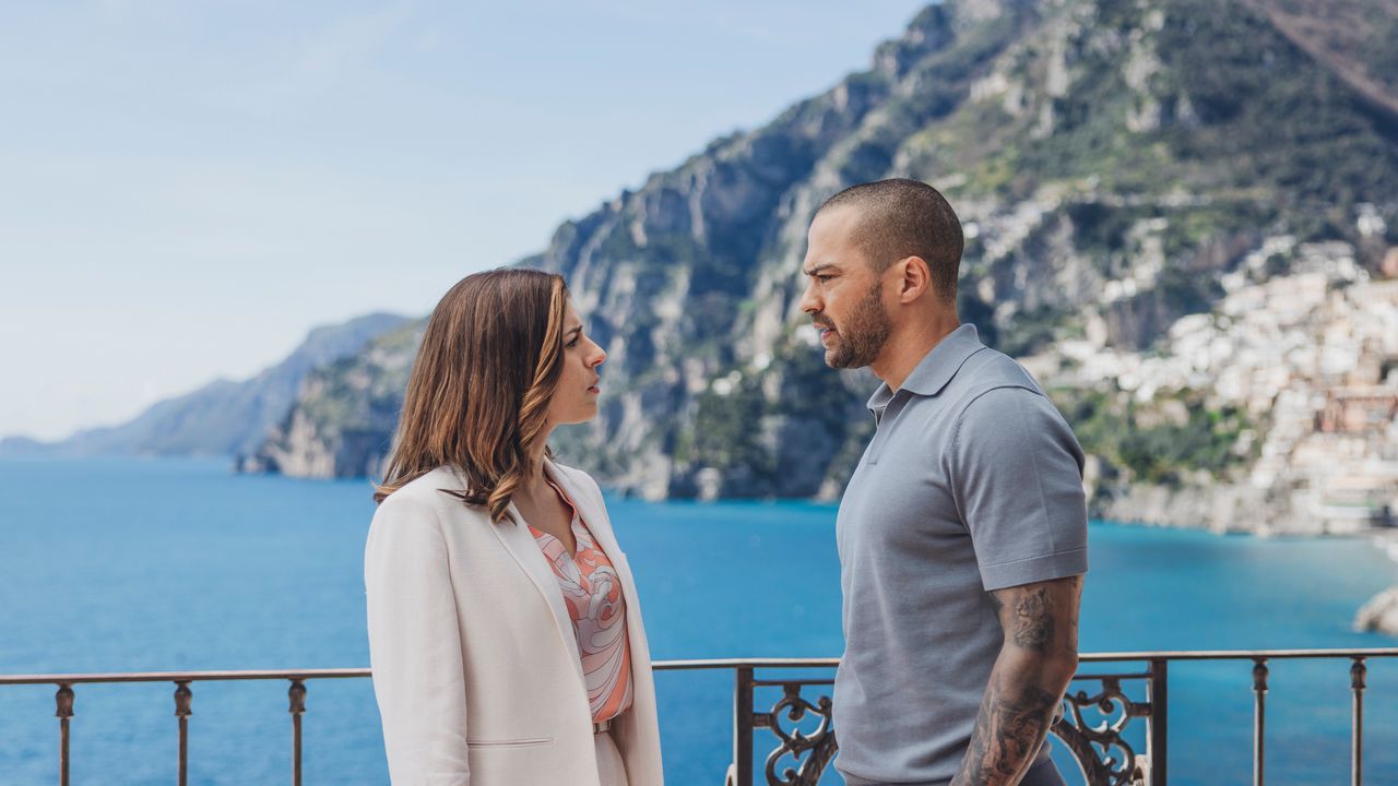 Hotel Costiera, se vi manca Magnum, P.I. non perdetevi la serie italoamericana su Prime Video