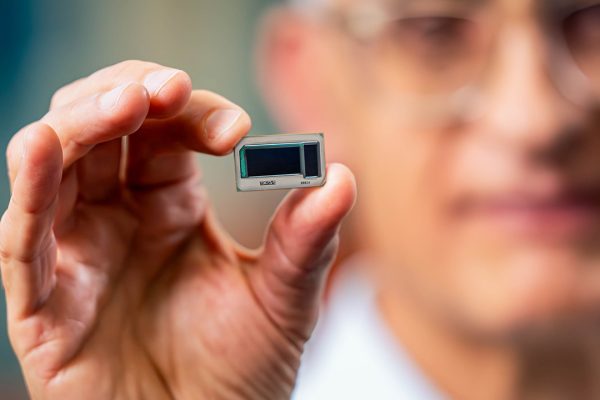 Addio limiti di packaging? Intel mostra il suo 'super package' in vetro