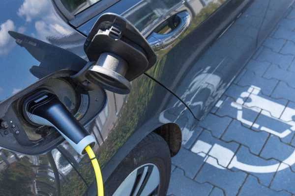 Incentivi auto elettriche, come funzionano e quali sono i problemi