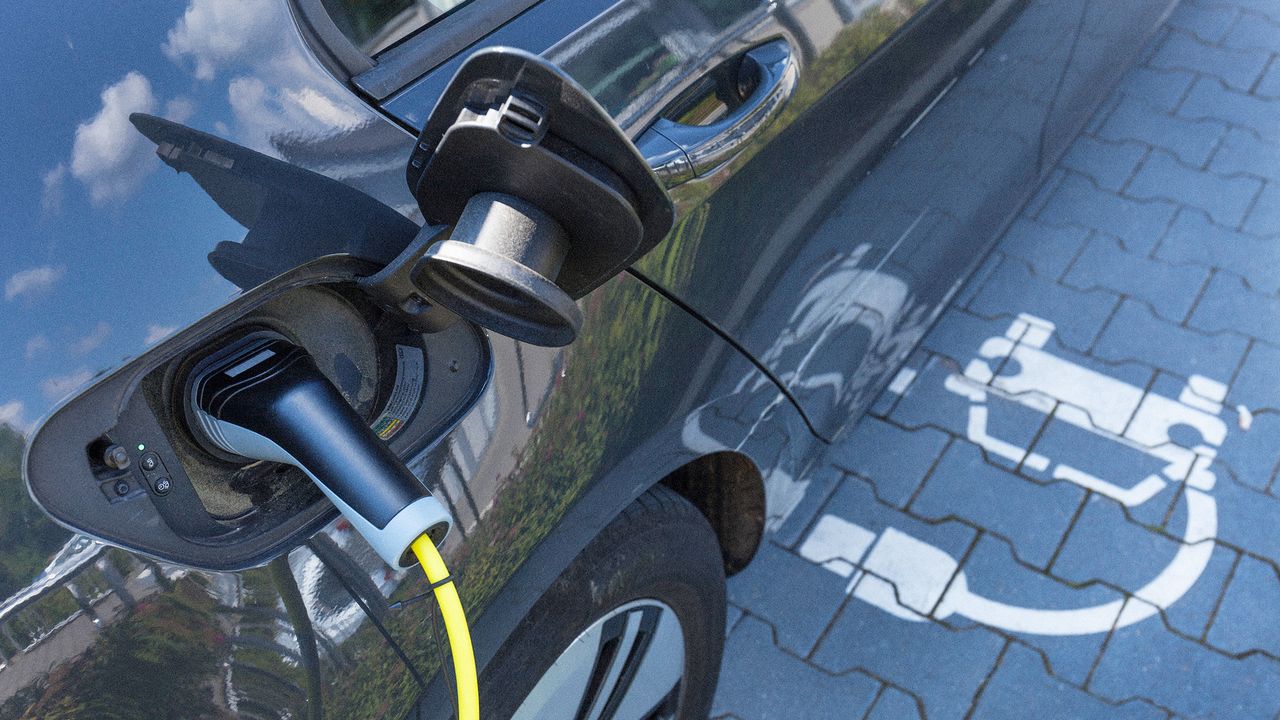 Incentivi auto elettriche, come funzionano e quali sono i problemi