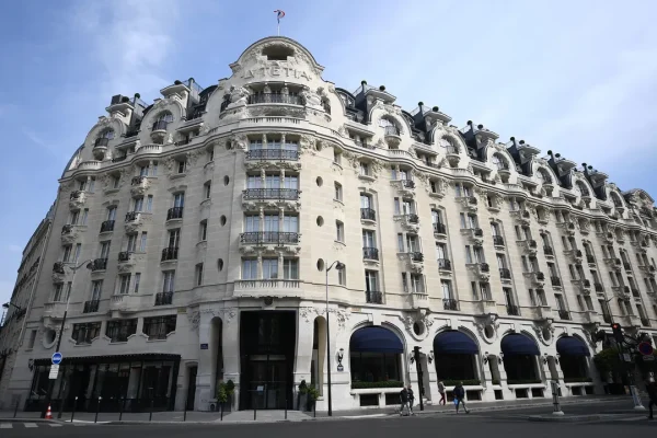 La quarta stagione di The White Lotus sarà girata in Francia, tra la Costa Azzurra e Parigi (ma non si sa ancora in quale hotel)