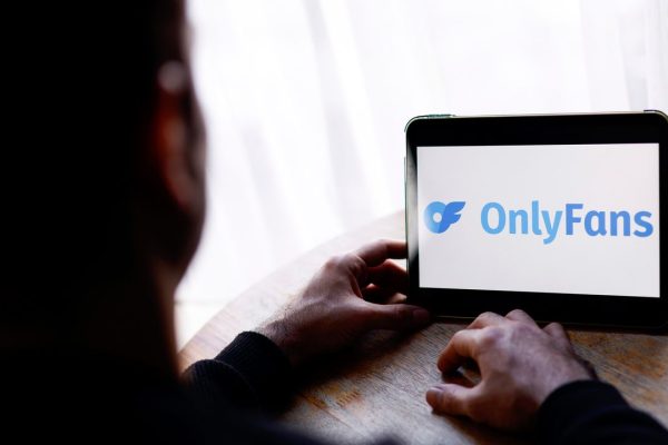 Revenge porn, per la Cassazione è tale anche inviare video presi da Onlyfans