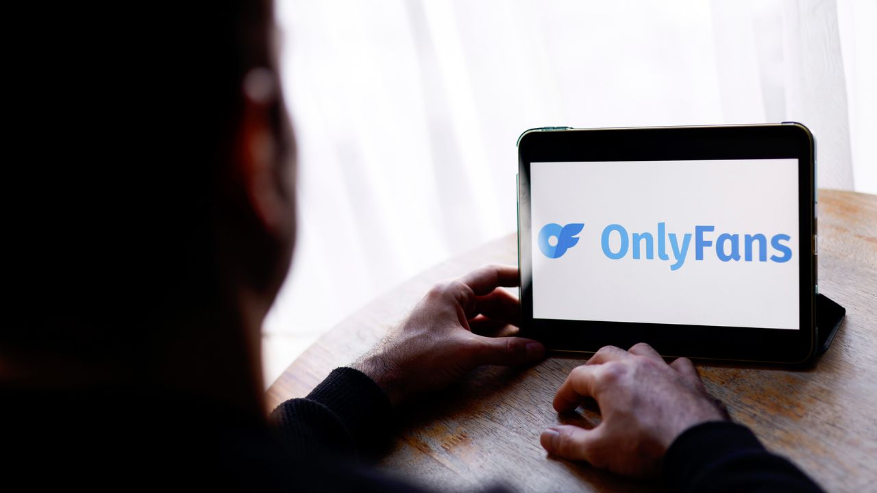 Revenge porn, per la Cassazione è tale anche inviare video presi da Onlyfans