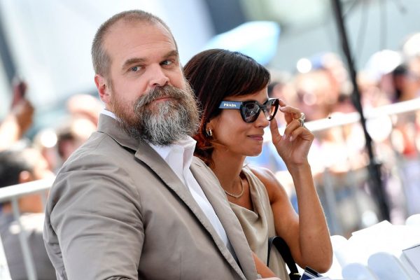 Dopo l’album di Lily Allen su David Harbour come potremo guardare Stranger Things 5 con gli stessi occhi?