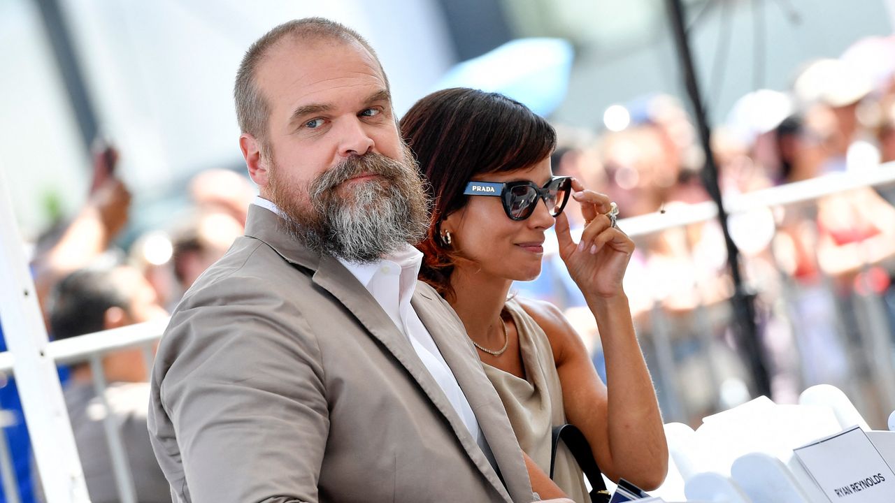 Dopo l’album di Lily Allen su David Harbour come potremo guardare Stranger Things 5 con gli stessi occhi?