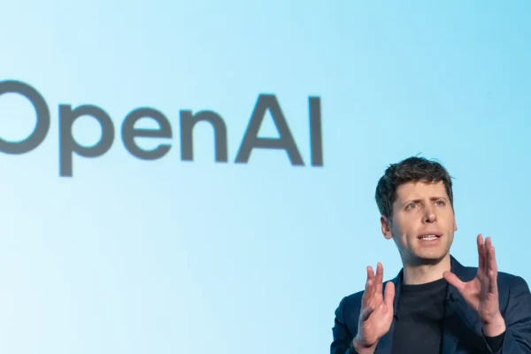 OpenAI, il primo gadget sarà un paio di auricolari con l’AI integrata