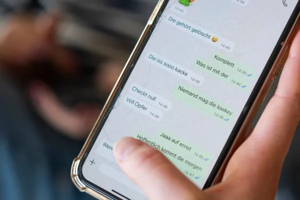 Chat control, l’Europa a guida danese prova ad ammorbidire la norma (controversa) sul controllo dei messaggi online