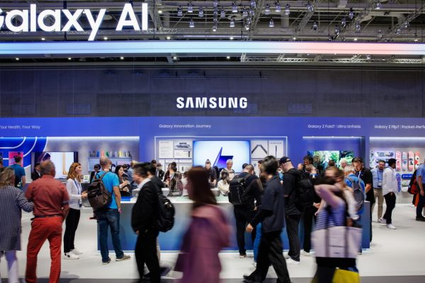 Atteso a fine mese lo smartphone con tre schermi di Samsung – Future Tech