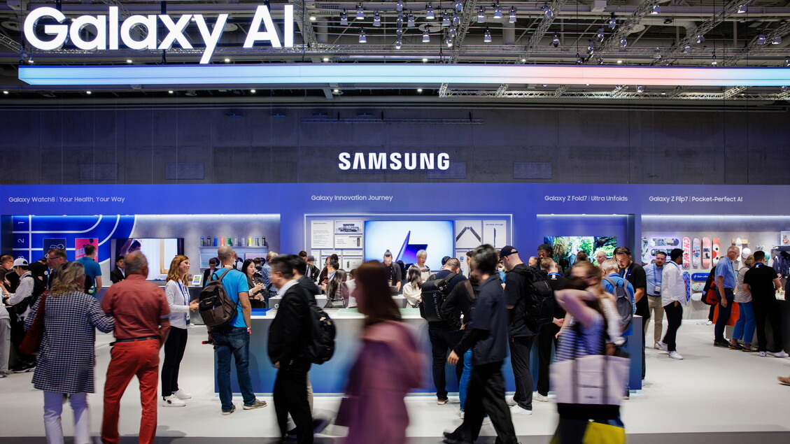 Atteso a fine mese lo smartphone con tre schermi di Samsung – Future Tech