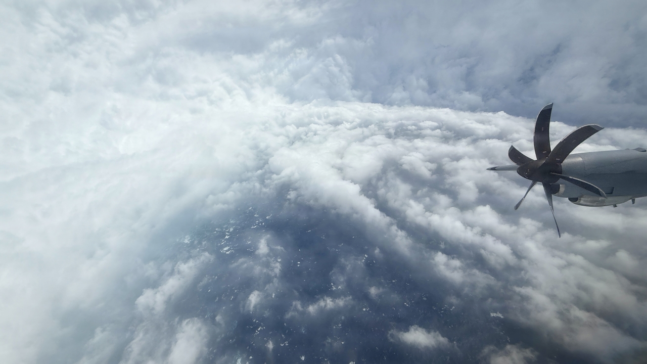 Le immagini nell'occhio dell'uragano Melissa catturate da una Canon EOS R5 e da un iPhone 16 Pro Max