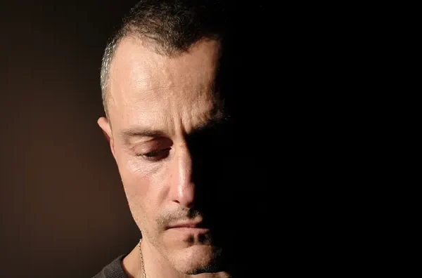 La notte devastata di Jean-Baptiste Del Amo, il nuovo romanzo che sa coniugare i canoni dell’horror con l’introspezione