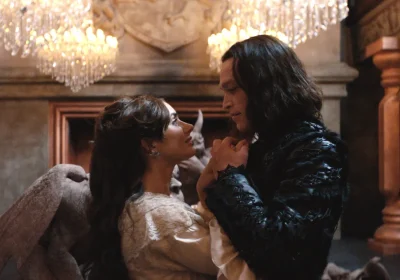 In Dracula – L’amore perduto Luc Besson trasforma il vampiro transilvano in un dandy ironico e disperatamente romantico