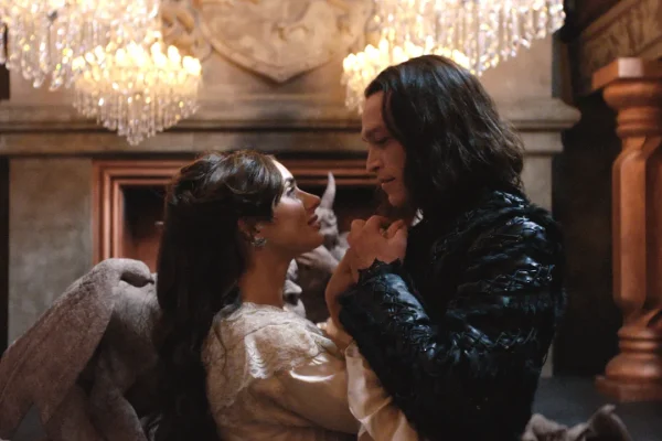 In Dracula – L’amore perduto Luc Besson trasforma il vampiro transilvano in un dandy ironico e disperatamente romantico