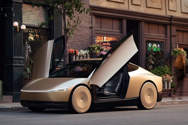 Tesla Cybercab cambia rotta: nel taxi del futuro anche volante e pedali, senza guida autonoma completa