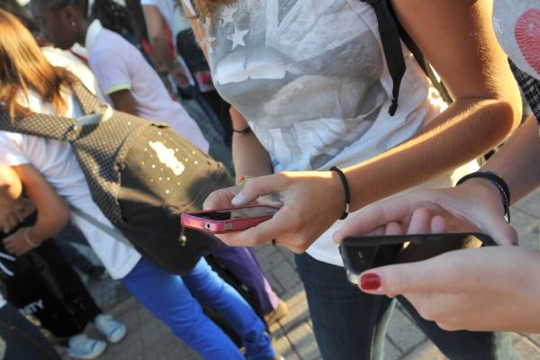 Character.AI dice stop agli under 18, fa creare compagni virtuali – Web & Social