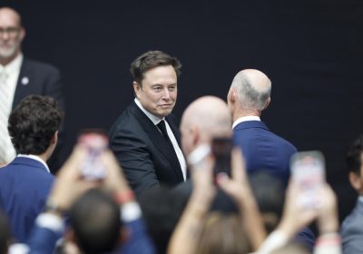 Musk ha lanciato Grokipedia, sfida Wikipedia con l’IA – Web & Social