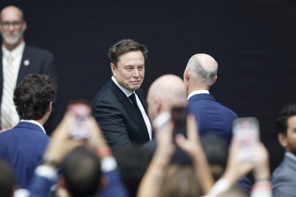 Musk ha lanciato Grokipedia, sfida Wikipedia con l’IA – Web & Social