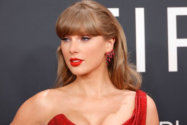 Taylor Swift, perché ha fatto arrabbiare i fan con il lancio del suo ultimo disco, e cosa c’entra l’AI