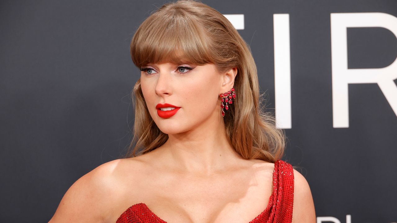 Taylor Swift, perché ha fatto arrabbiare i fan con il lancio del suo ultimo disco, e cosa c’entra l’AI