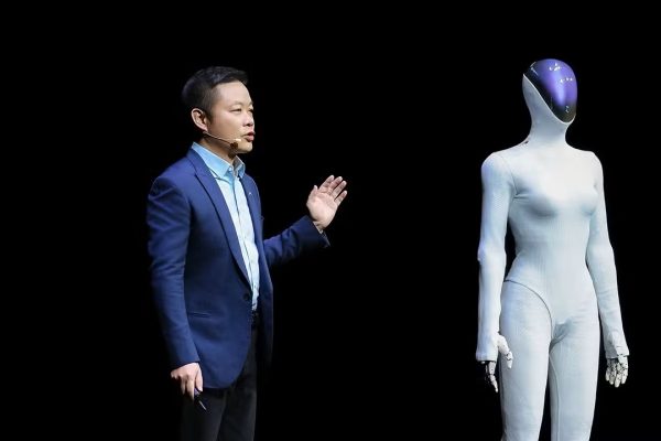 'Non può essere un robot': l'umanoide di Xpeng si muove così fluidamente da diventare un caso