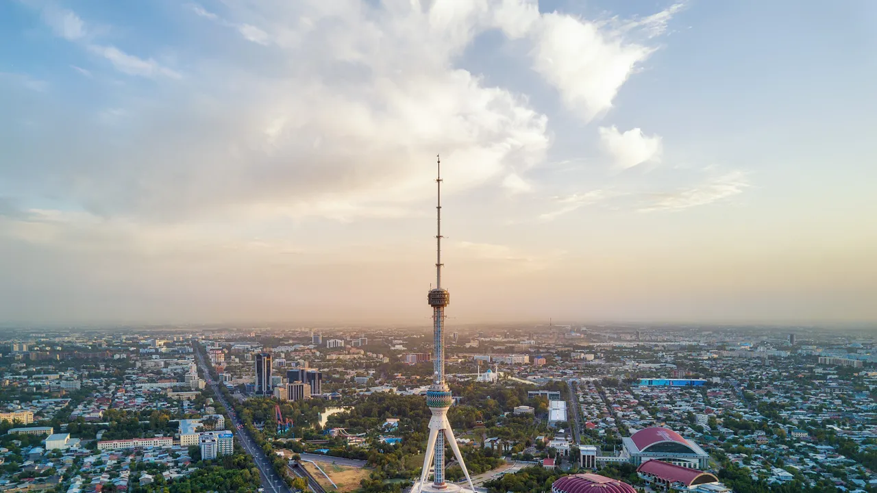 L’Uzbekistan punta sull’AI e prova a sedurre le big tech: la nuova frontiera digitale è in Asia centrale