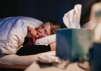 Perché stiamo a letto quando abbiamo la febbre? Come cervello e sistema immunitario comandano l’isolamento sociale