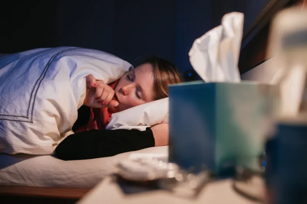 Perché stiamo a letto quando abbiamo la febbre? Come cervello e sistema immunitario comandano l’isolamento sociale