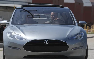 Tesla a guida autonoma, Musk ha promesso che presto chi ce l’ha potrà usare lo smartphone al volante